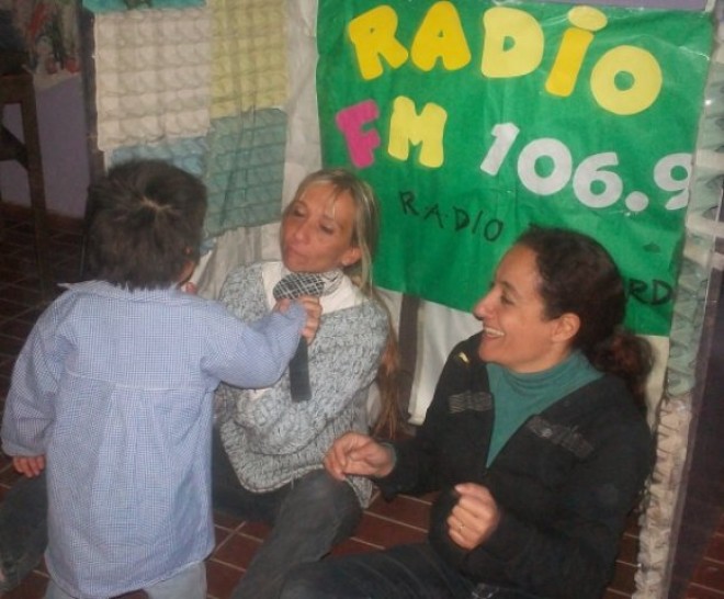 imagen Niños y jóvenes del barrio La Gloria hacen radio y televisión