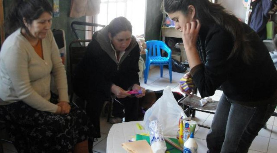 imagen Mujeres del barrio Victoria aprenden, junto a estudiantes, cómo acompañar a los niños