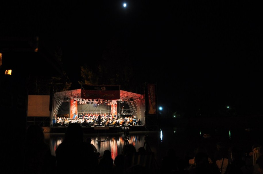 imagen Éxitosa convocatoria en la Gran Noche de Música popular en el lago
