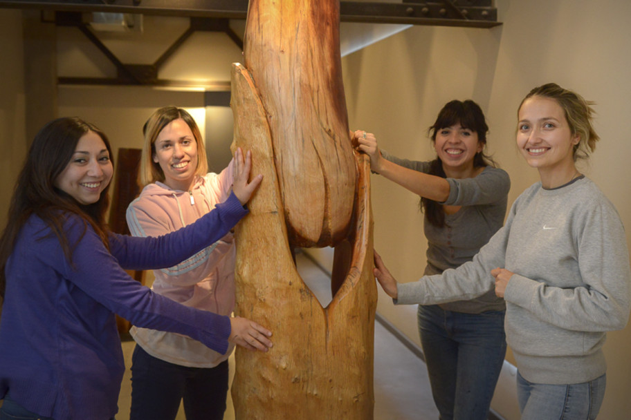 imagen Se realizó un trabajo de mantenimiento preventivo en las obras exhibidas en la Nave Universitaria