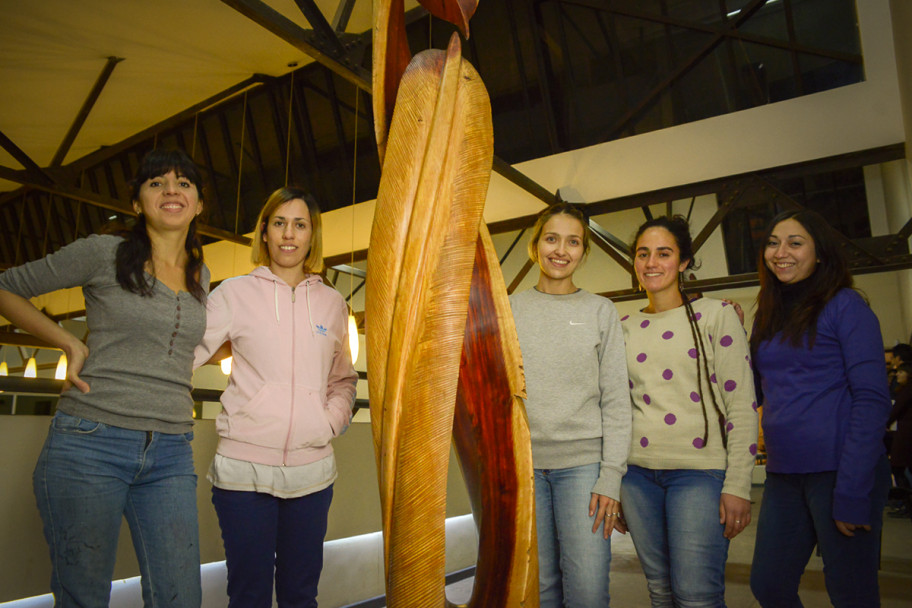 imagen Se realizó un trabajo de mantenimiento preventivo en las obras exhibidas en la Nave Universitaria