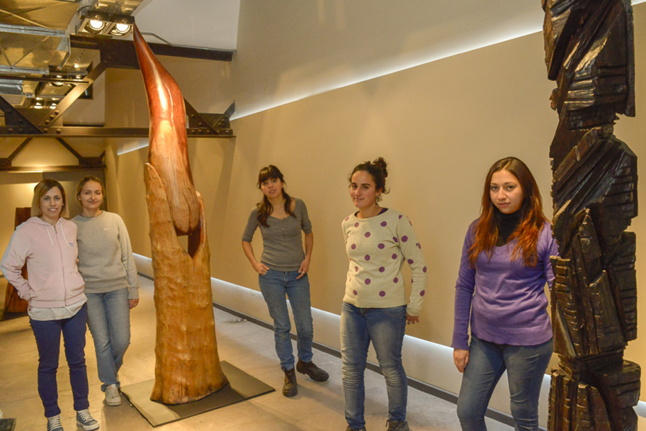 imagen Se realizó un trabajo de mantenimiento preventivo en las obras exhibidas en la Nave Universitaria