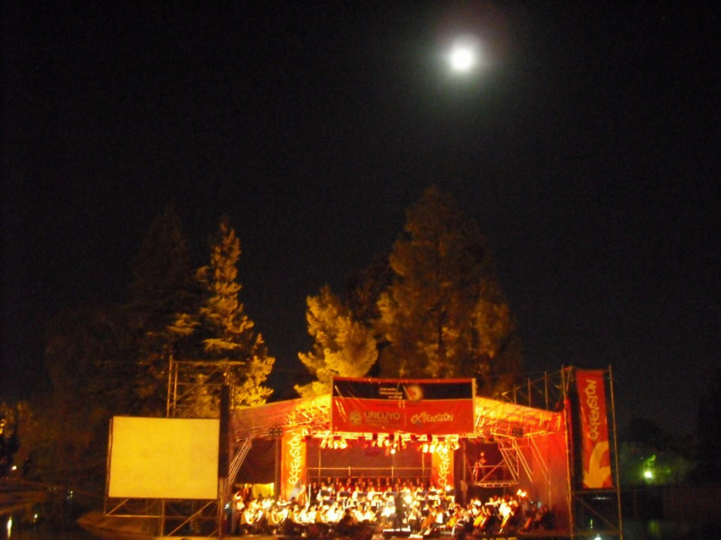 imagen Éxitosa convocatoria en la Gran Noche de Música popular en el lago