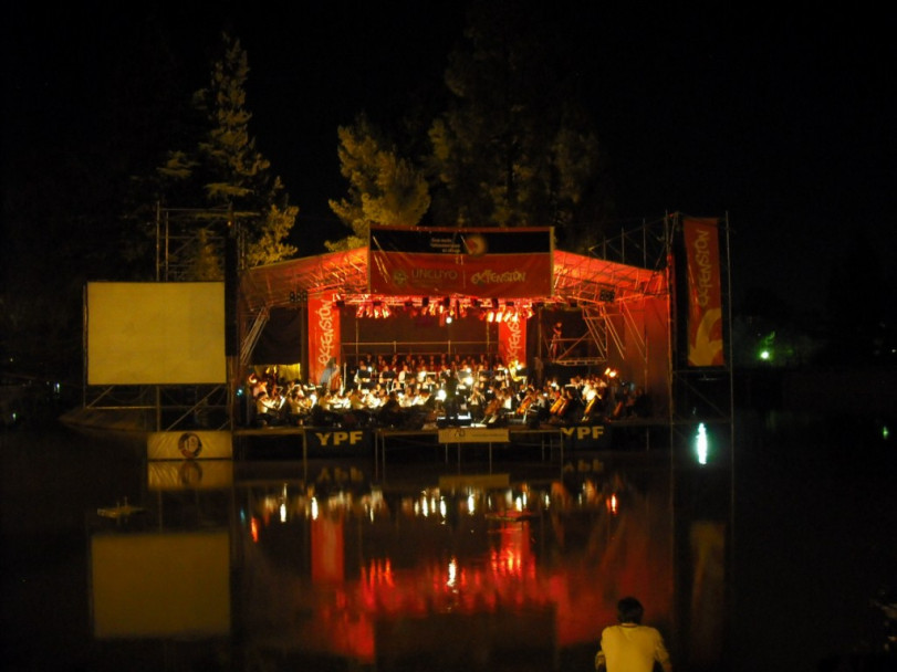 imagen Éxitosa convocatoria en la Gran Noche de Música popular en el lago