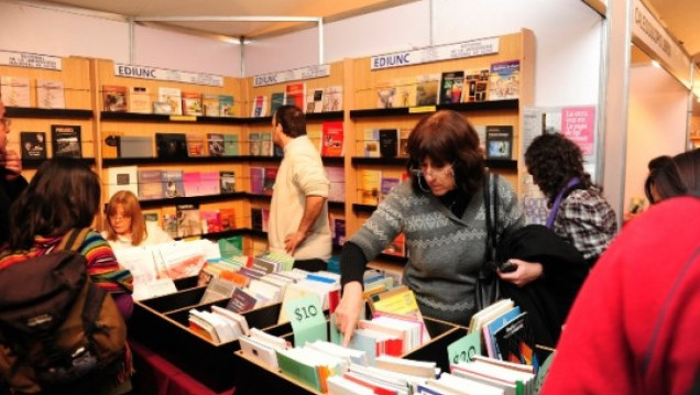 imagen Nuevos títulos en el stand de la Ediunc en la Feria del Libro