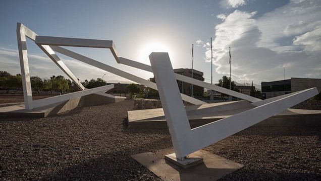 imagen Inauguran escultura en la plaza del Bicentenario de la UNCuyo