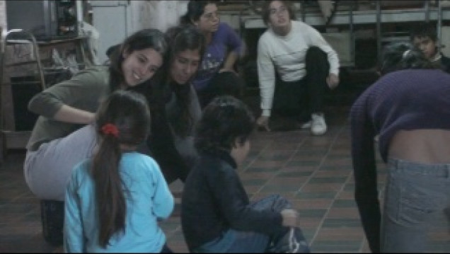 imagen Mujeres del Barrio Paraguay realizan actividades artísticas por medio de un Proyecto de Extensión. 