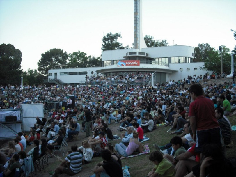 imagen Éxitosa convocatoria en la Gran Noche de Música popular en el lago