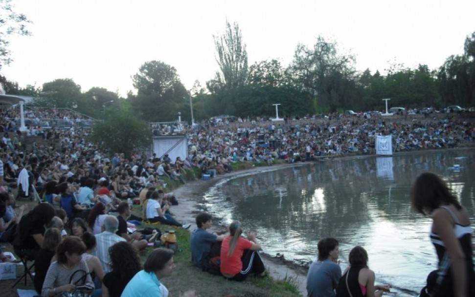 imagen Éxitosa convocatoria en la Gran Noche de Música popular en el lago