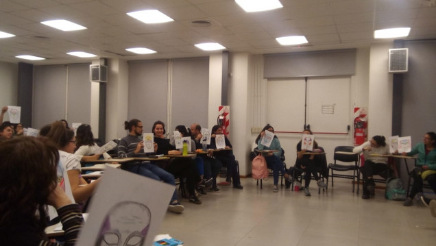 imagen Gran concurrencia en el taller sobre arte y psicología médica en la FCM