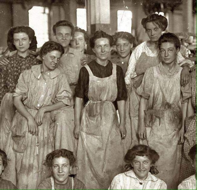 imagen Mujeres trabajadoras textiles de la fábrica Cotton, Nueva York, 1908.