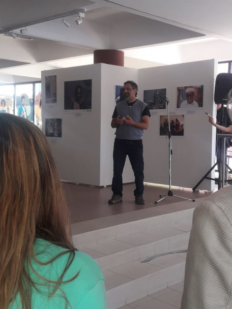 imagen Pablo Sigismondi en el discurso de apertura de la muestra fotográfica