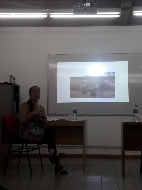 imagen Leticia Katzer exponiendo en la Facultad de Ciencias Políticas y Sociales