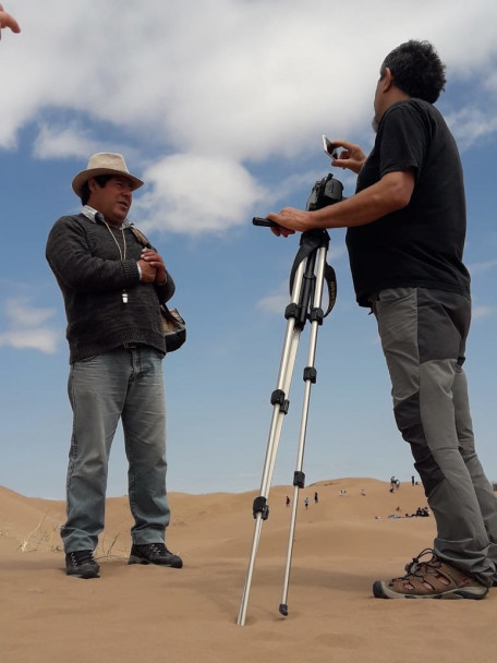 imagen Pablo Sigismondi conversando con uno de los puesteros de Lavalle