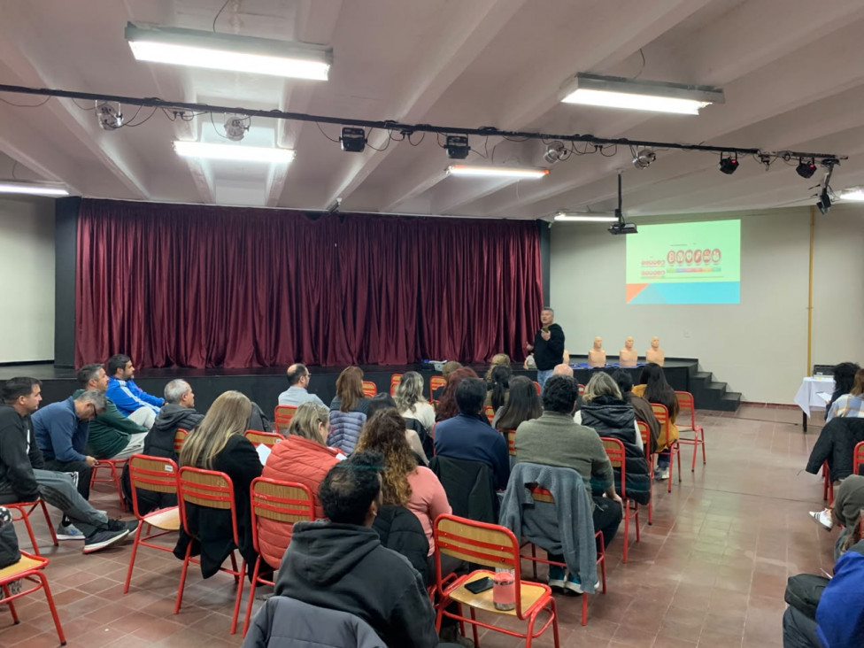 imagen Se realizó la Capacitación en  Primeros Auxilios y RCP en la Escuela del Magisterio