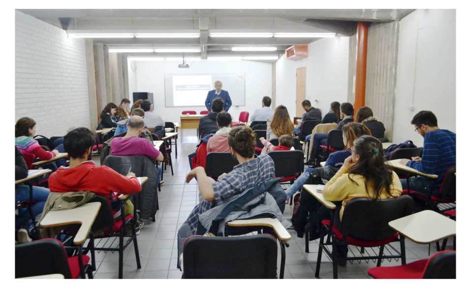 imagen El Dr. Oszlak dando inicio a la cátedra sobre Estado Abierto.  