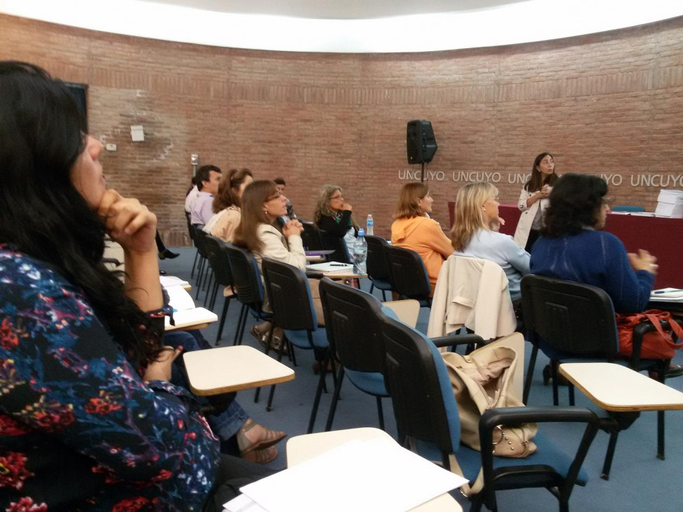 imagen El Área de Planificación expuso el diseño preliminar del estudio de actualización de demanda social a la universidad. 