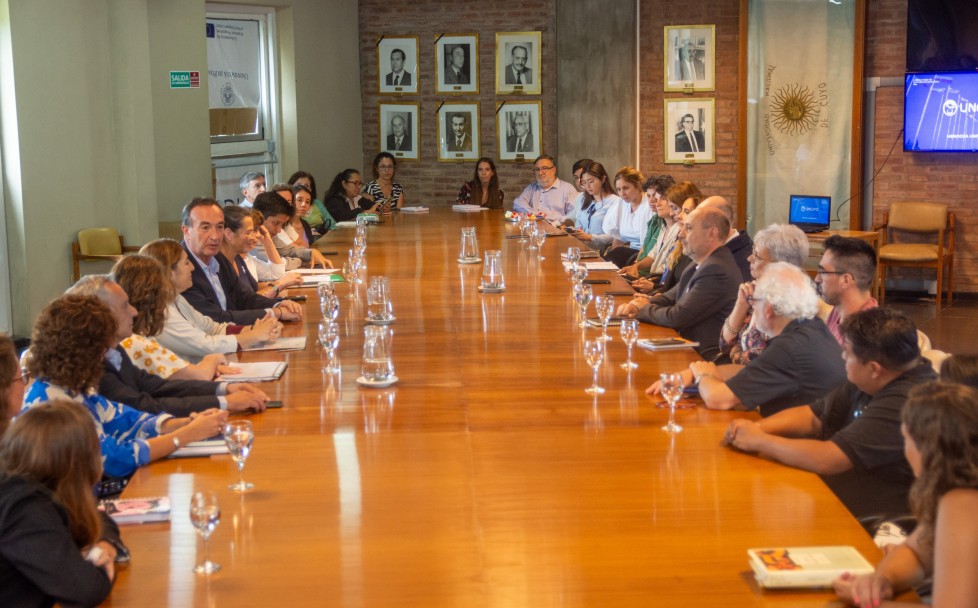 imagen Referentes de la UNCUYO se reunieron con la embajadora ecuatoriana en la sala del Consejo Superior.