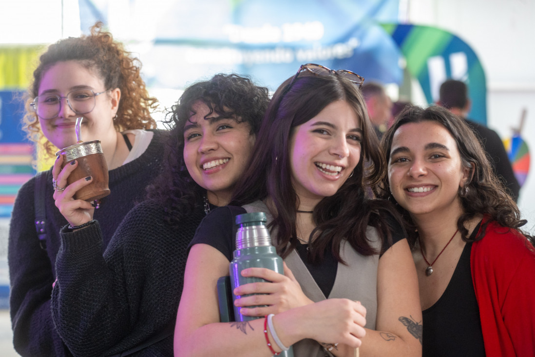 imagen Estudiantes celebraron la llegada de la primavera con música, sorteos y juegos