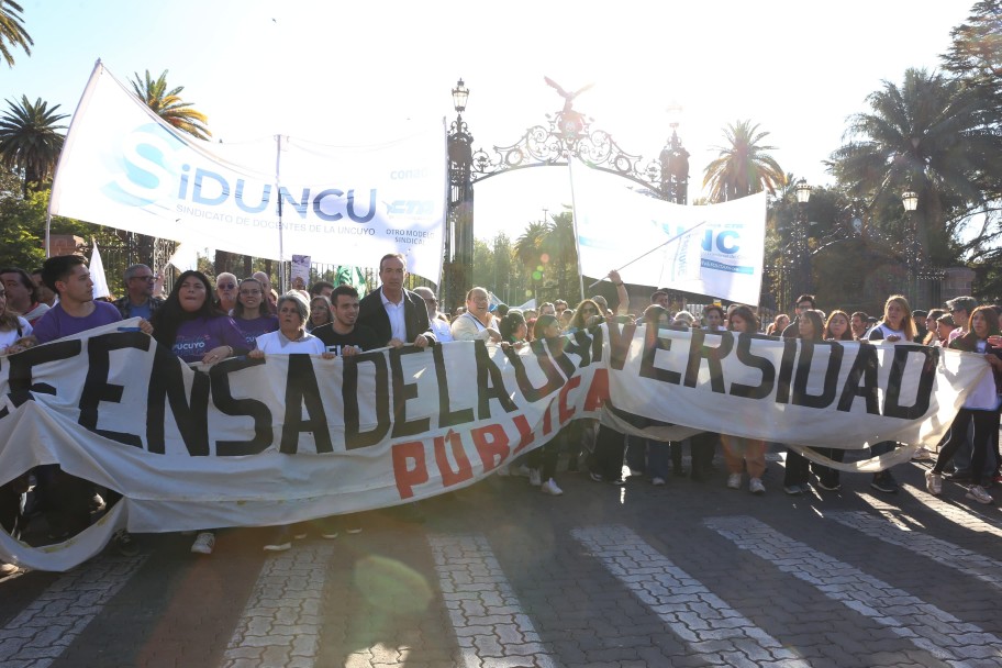 imagen Contundente marcha de la UNCUYO: Más de 40.000 personas se manifestaron por la universidad pública