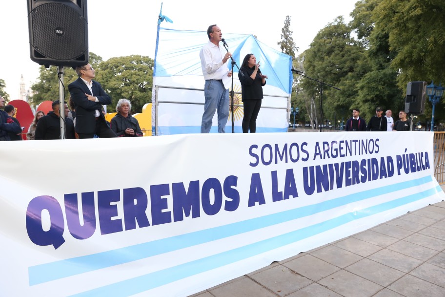 imagen Contundente marcha de la UNCUYO: Más de 40.000 personas se manifestaron por la universidad pública