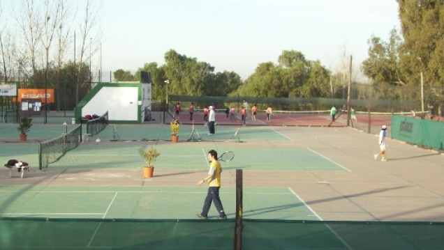 imagen Club de Deportes de la UNCuyo ofrece jugar al tenis y tomar clases