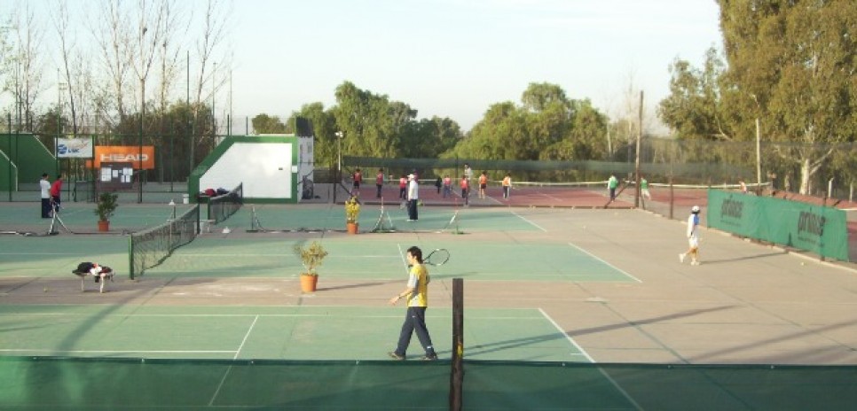 imagen Club de Deportes de la UNCuyo ofrece jugar al tenis y tomar clases