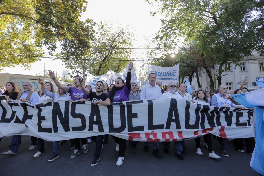 imagen Contundente marcha de la UNCUYO: Más de 40.000 personas se manifestaron por la universidad pública