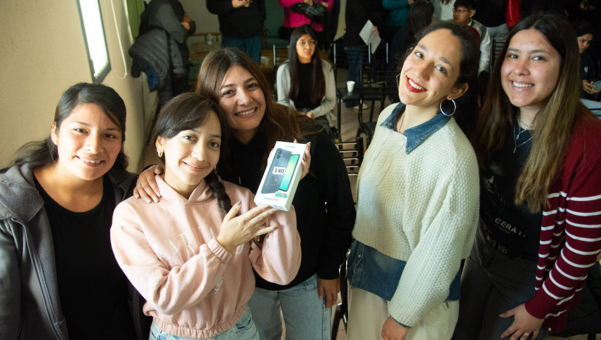 imagen que ilustra noticia Entrega inédita: estudiantes de la UNCUYO recibieron celulares que incautó el Estado