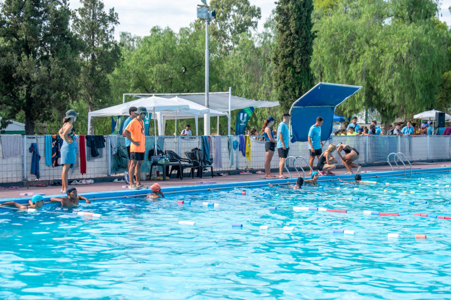 imagen El Natatlón de la UNCUYO reunió casi mil litros de leche 