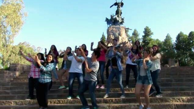 imagen Chicos del Liceo bailan por su viaje de egresados