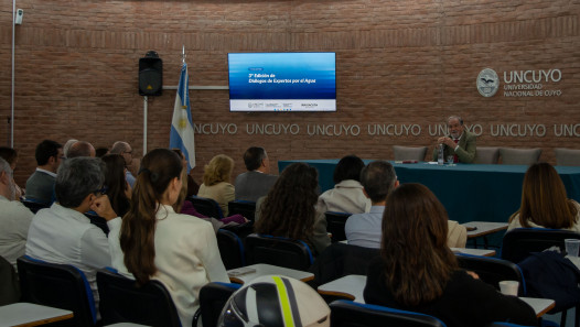imagen Jurista español experto en gestión del agua disertó en la UNCUYO