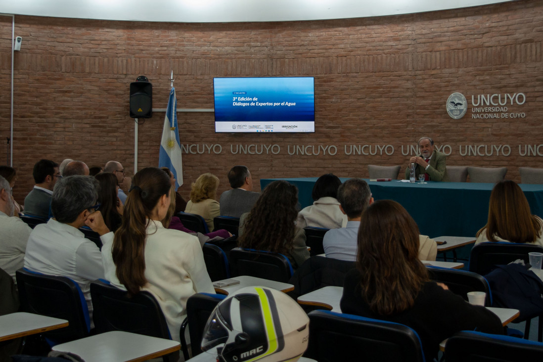 imagen Jurista español experto en gestión del agua disertó en la UNCUYO