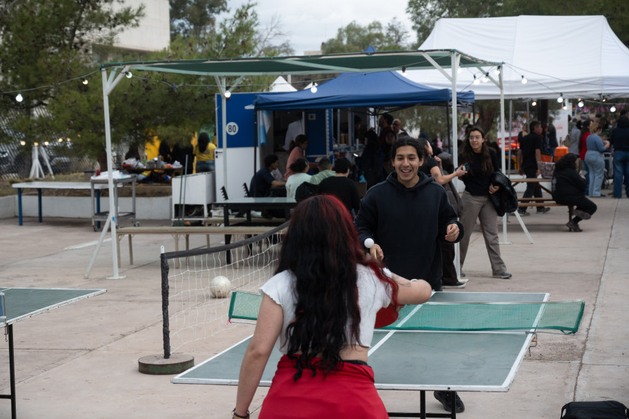 imagen Estudiantes celebraron la llegada de la primavera con música, sorteos y juegos
