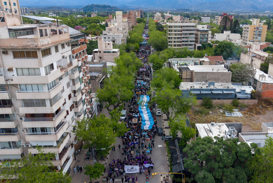 imagen Miles de personas marcharon en Mendoza por la Ley de Financiamiento Universitario