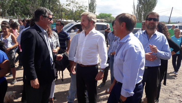 imagen Pizzi, Suárez y Frigerio recorrieron obras en barrios del Oeste 