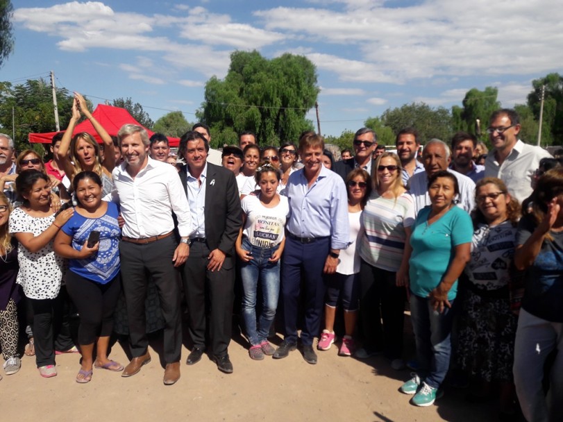 imagen Pizzi, Suárez y Frigerio recorrieron obras en barrios del Oeste 