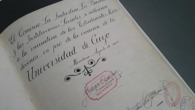 imagen Donaron libros que aportan datos sobre la creación de la UNCuyo