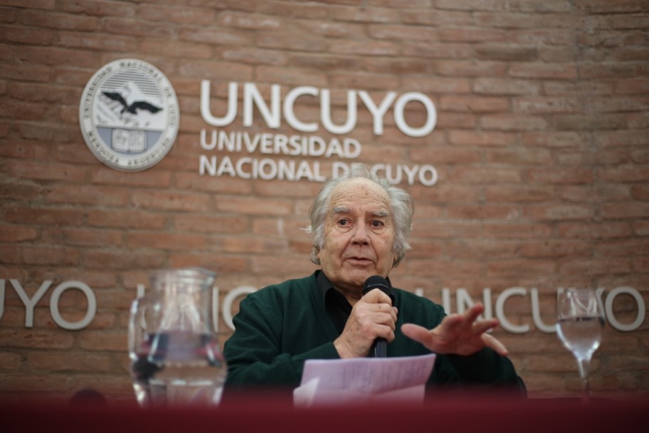 imagen Adolfo Pérez Esquivel visitó la UNCuyo