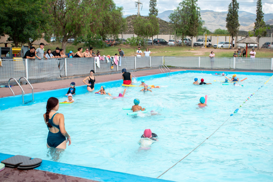 imagen El Natatlón de la UNCUYO reunió casi mil litros de leche 