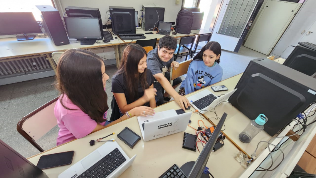 imagen Escuela de la UNCUYO debutó en competencia internacional de Robótica 