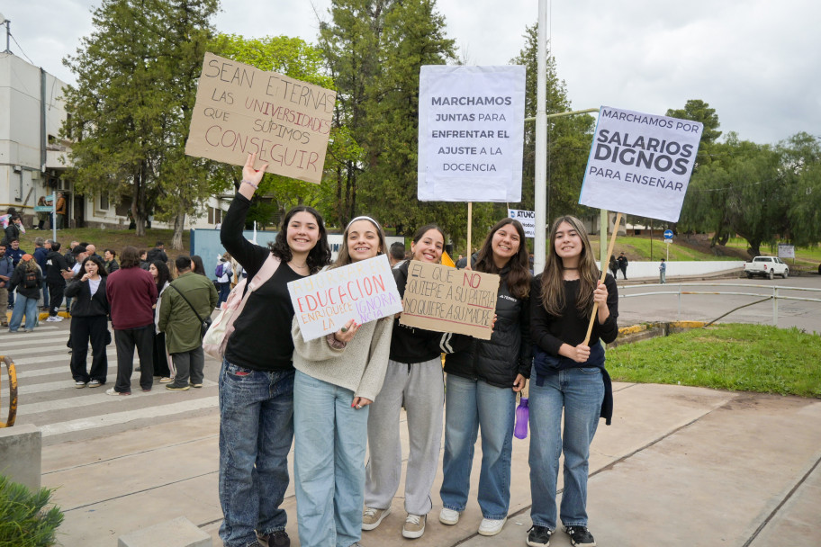 imagen Miles de personas marcharon en Mendoza por la Ley de Financiamiento Universitario