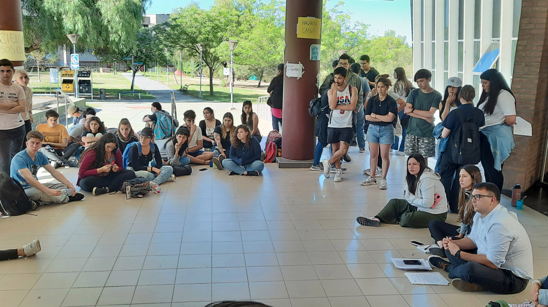 imagen Autoridades del Rectorado y de la Facultad de Ciencias Económicas de la UNCUYO dialogaron con estudiantes autoconvocados