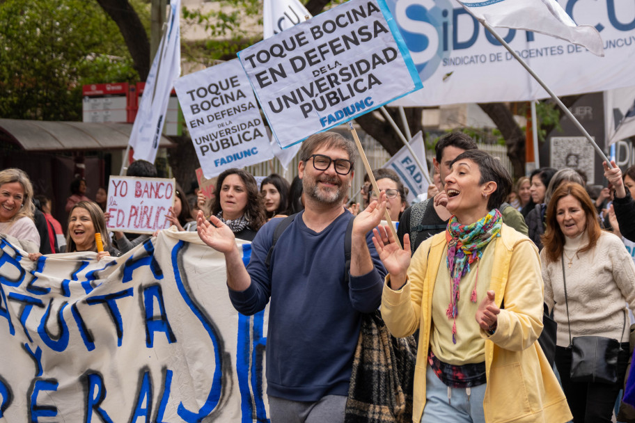 imagen Miles de personas marcharon en Mendoza por la Ley de Financiamiento Universitario