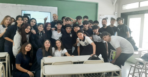 Estudiantes del Martín Zapata aprenden lengua de señas - Prensa UNCUYO