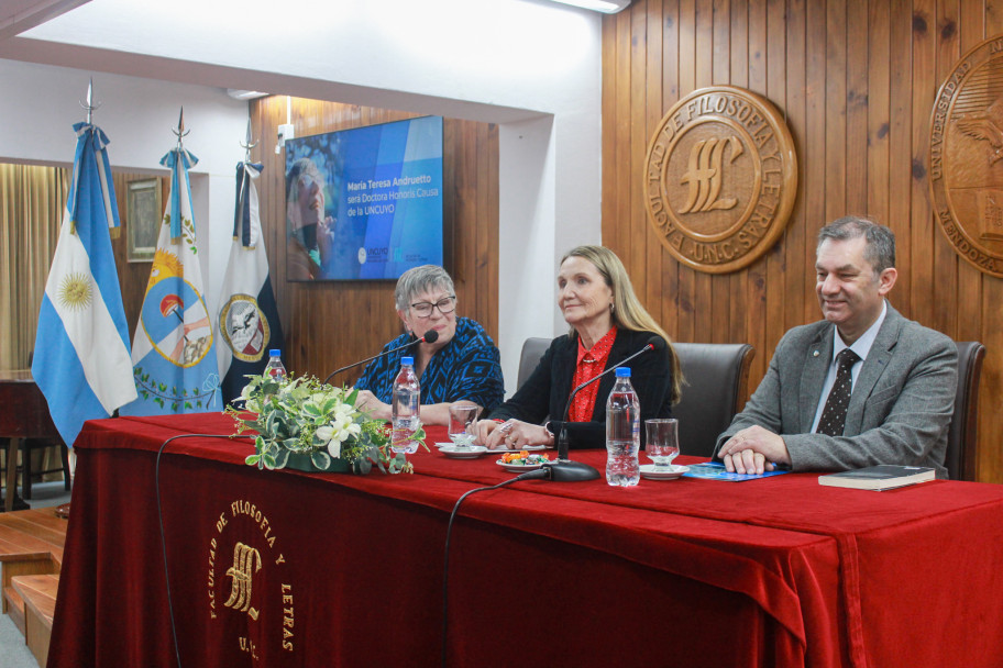 imagen María Teresa Andruetto recibió el Doctorado Honoris Causa de la UNCUYO