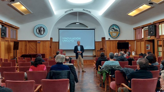 imagen Gabriel Fidel visitó el Instituto Balseiro donde participó de dos jornadas de trabajo