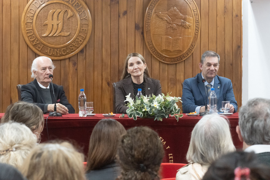 imagen Hugo Francisco Bauzá es Doctor Honoris Causa de la UNCUYO