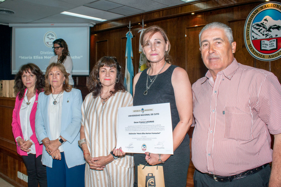 imagen Estudiantes y graduados de la UNCUYO recibieron la distinción Farmache