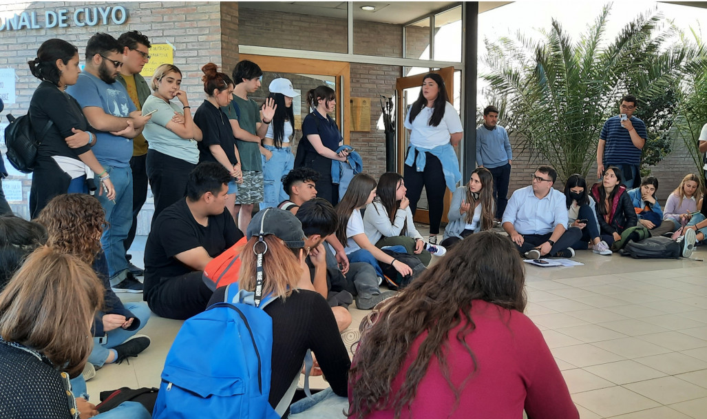 imagen Autoridades del Rectorado y de la Facultad de Ciencias Económicas de la UNCUYO dialogaron con estudiantes autoconvocados